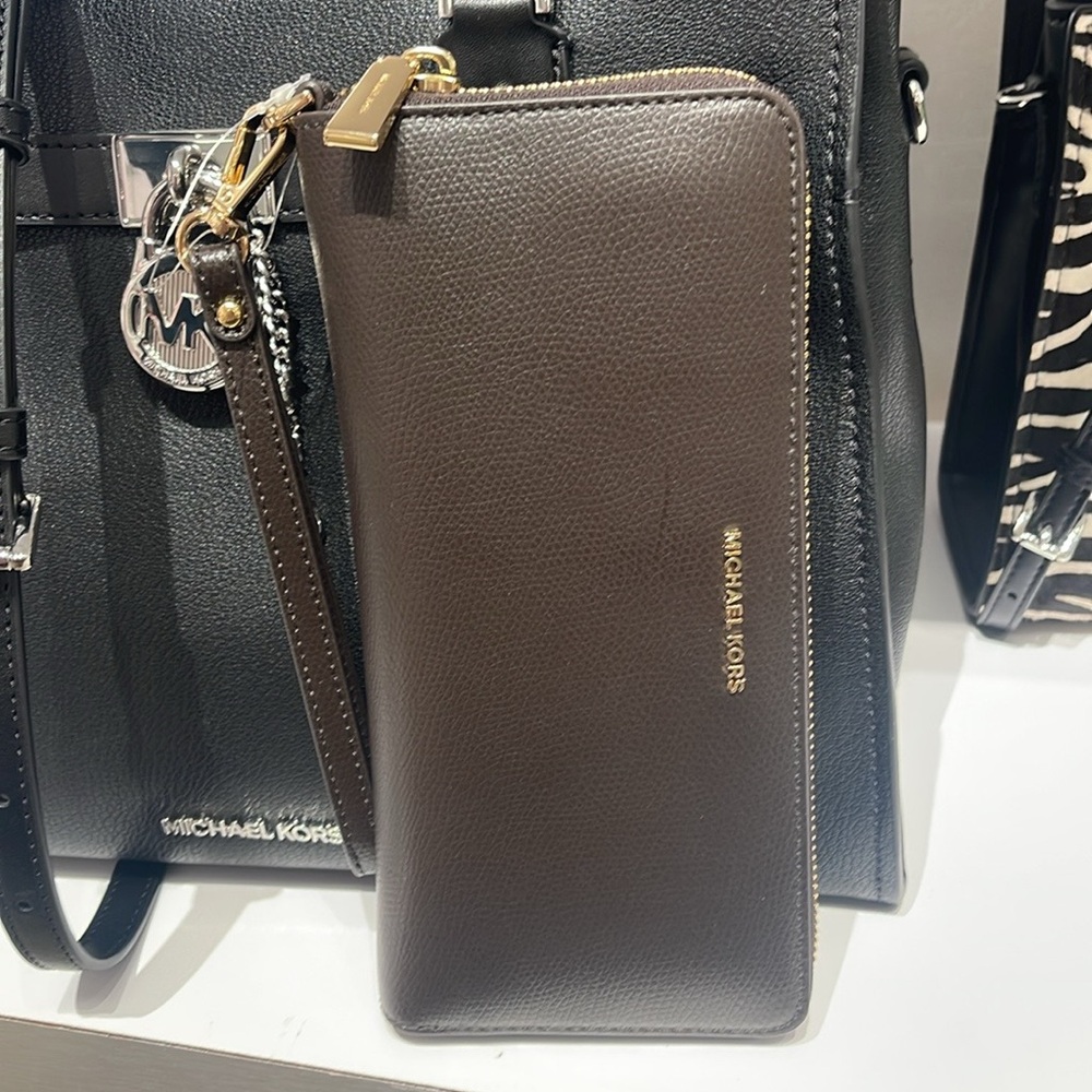 Michael Kors Jet Set Travel Lg Leather Continental Wallet Wristlet 
Chocolate